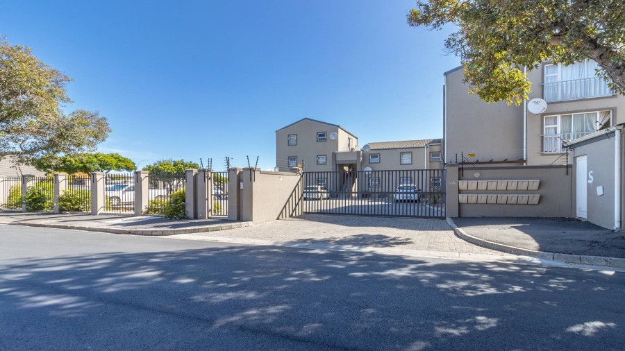 2 Bedroom Property for Sale in Goodwood Central Western Cape